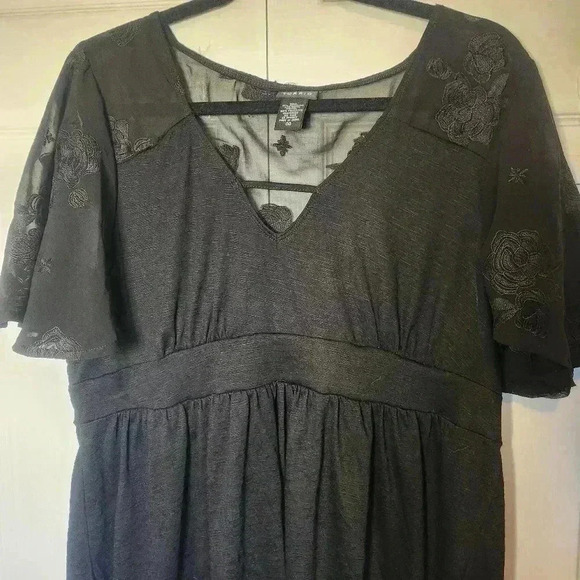 TORRID V-Neck Polyester/Lace Sleeve & Back Short Sleeve Top - Size 00 - Picture 2 of 8